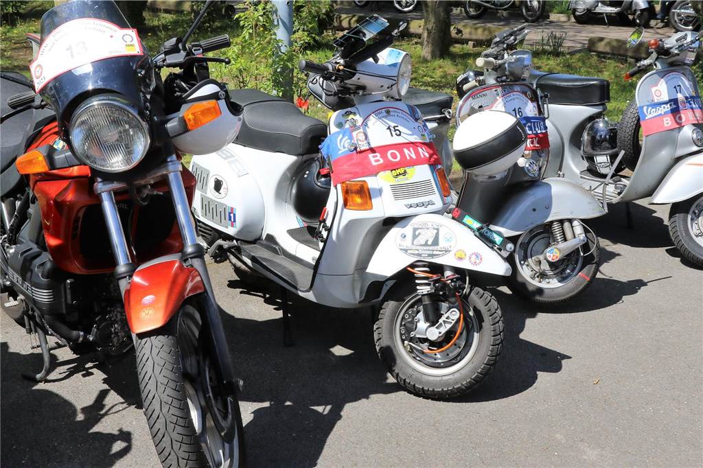 Rund 90 Oldtimer-Motorräder und -Roller wurden in prächtiger Kulissen am Schloss Sythen ausgestellt.