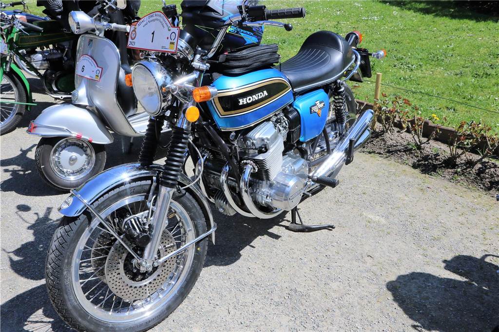 Rund 90 Oldtimer-Motorräder wurden in prächtiger Kulissen am Schloss Sythen ausgestellt. Hier eine Honda CB 750.
