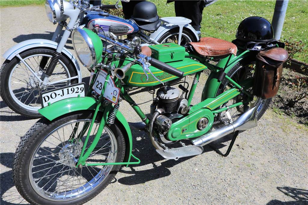 Rund 90 Oldtimer-Motorräder wurden in prächtiger Kulissen am Schloss Sythen ausgestellt. Im Bild eine Zündapp.