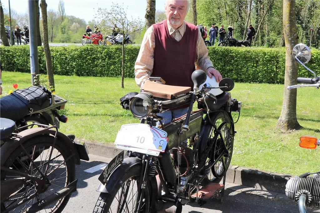 Rund 90 Oldtimer-Motorräder wurden in prächtiger Kulissen am Schloss Sythen ausgestellt. Walter Schenk präsentiert seine Humbler.