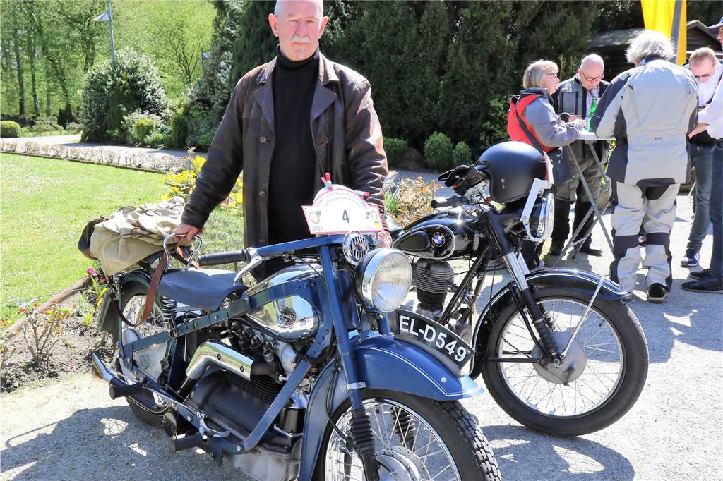 Rund 90 Oldtimer-Motorräder wurden in prächtiger Kulissen am Schloss Sythen ausgestellt. Hier zeigt Gerhard Baumann seine Nimbus.