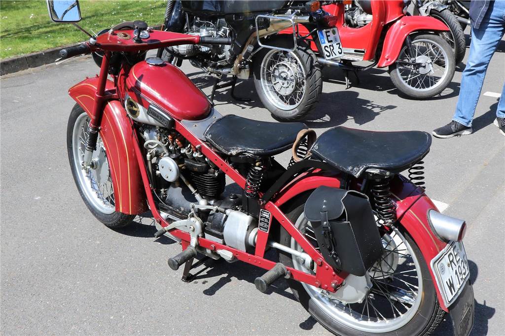 Rund 90 Oldtimer-Motorräder wurden in prächtiger Kulissen am Schloss Sythen ausgestellt.