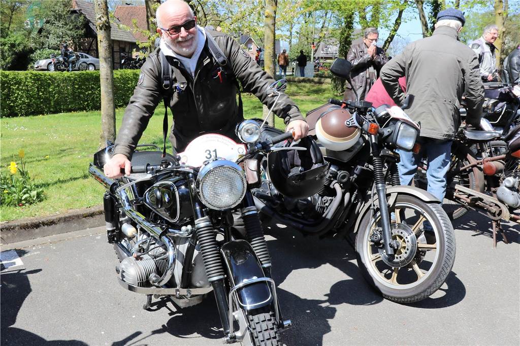 Rund 90 Oldtimer-Motorräder wurden in prächtiger Kulissen am Schloss Sythen ausgestellt. Arnd Brockmann fährt eine BMW R651.
