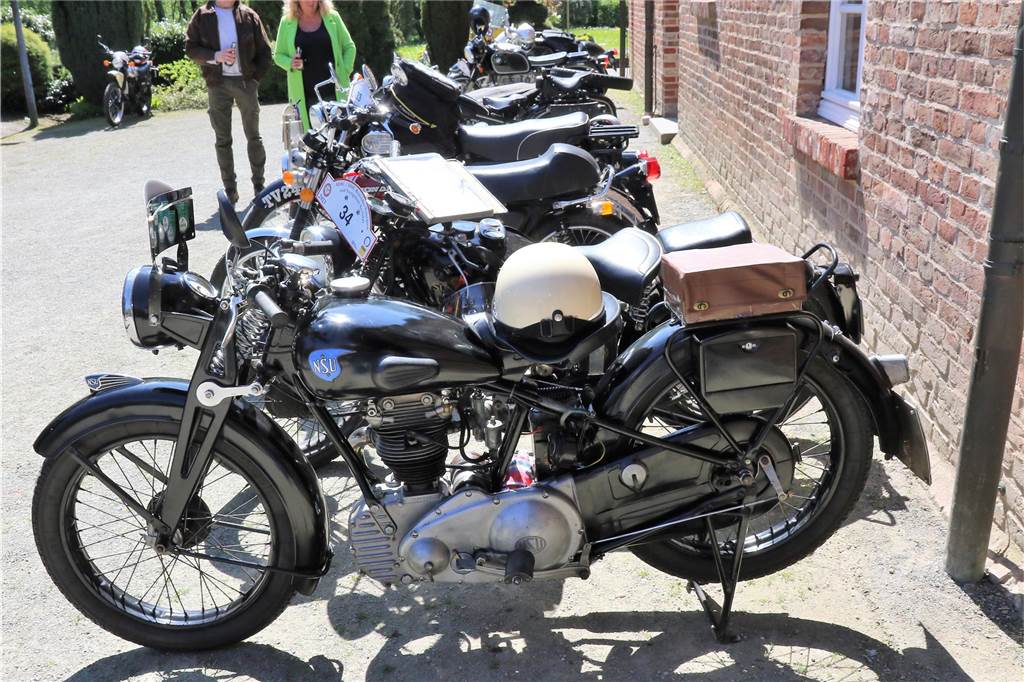Rund 90 Oldtimer-Motorräder wurden in prächtiger Kulissen am Schloss Sythen ausgestellt.