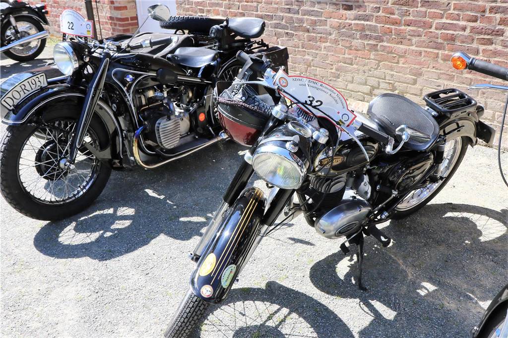 Rund 90 Oldtimer-Motorräder wurden in prächtiger Kulissen am Schloss Sythen ausgestellt. Hier ist eine Triumpf Cornet zu sehen.