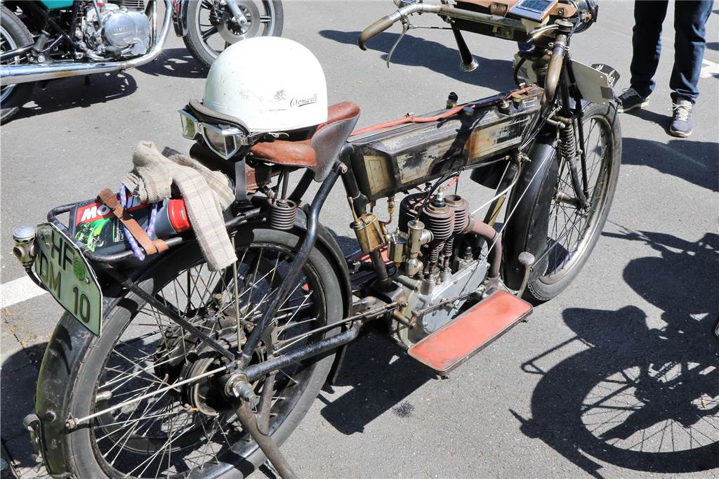 Rund 90 Oldtimer-Motorräder wurden in prächtiger Kulissen am Schloss Sythen ausgestellt.