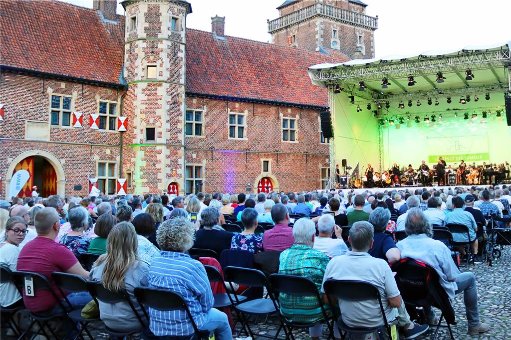 Höhner am Schloss - Henning Krautmacher: „Fühlt euch frei aufzuspringen“ Rund 900 Besucherinnen und Besucher verfolgten das Konzert am Raesfelder Schloss.
