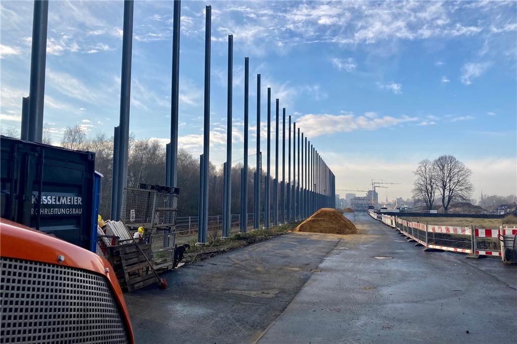 Lärmschutz für neues Wohngebiet: Hier entsteht Dortmunds größte Wand Rund 900 Meter lang wird die Lärmschutzwand auf dem früheren Südbahnhof-Gelände.