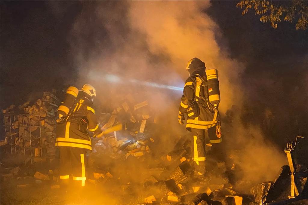 Schuppen, Bootsanhänger und Bienenstöcke werden Opfer der Flammen Rund drei Stunden lang kämpften die Feuerwehrleute in der Nacht zu Freitag gegen die Flammen.