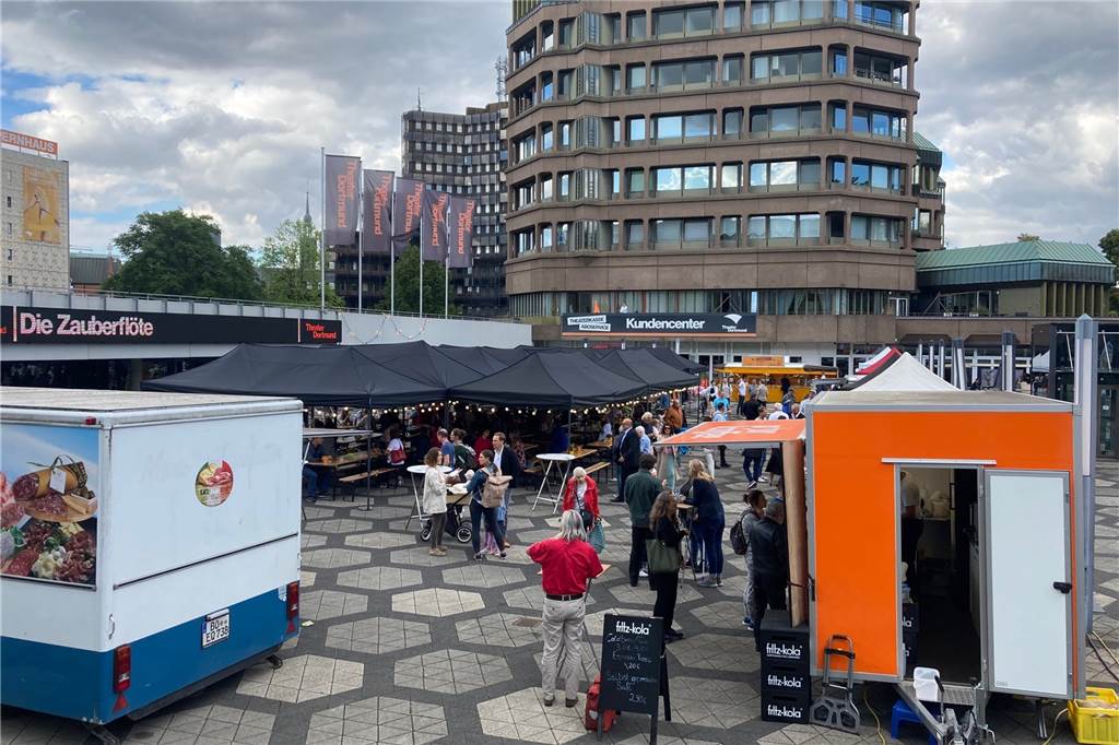 Neuer Feierabend-Markt hat Erfolg: Besucher wollten gar nicht mehr nach Hause Rund ein Dutzend Marktstände waren auf dem Platz der Alten Synagoge vor dem Opernhaus aufgebaut.