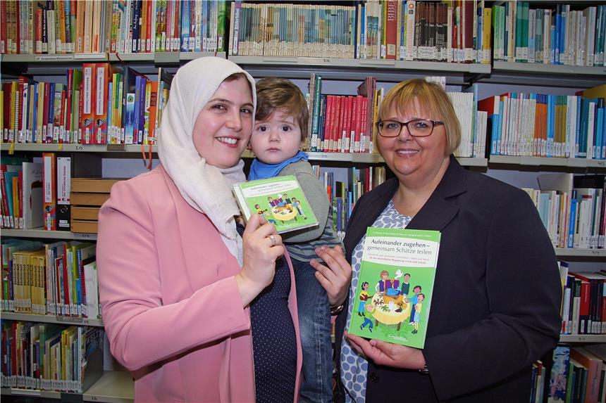 Rund ein Jahr lang haben Saida Aderras (l., mit Sohn Jassin) und Beate Braukhoff an dem Buch zur interreligiösen Begegnung von Kinden gearbeitet.