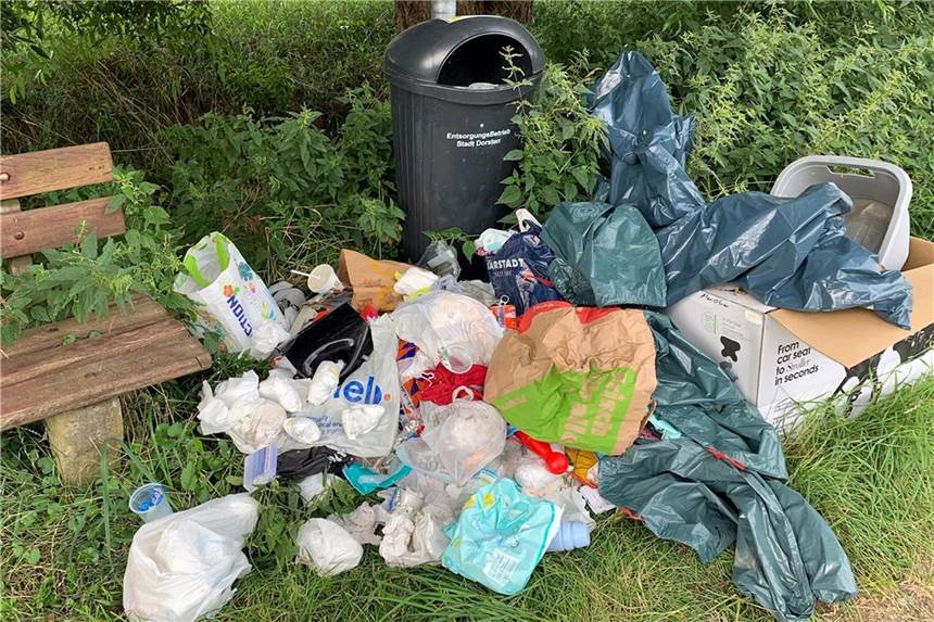 Wilde Müllkippen: Stadt Dorsten kürt die „Sauerei des Monats“ Rund ein Kubikmeter Hausmüll wurde an diesem Mülleimer in Rhade abgeladen. Für die Stadt die "Sauerei des Monats" August.