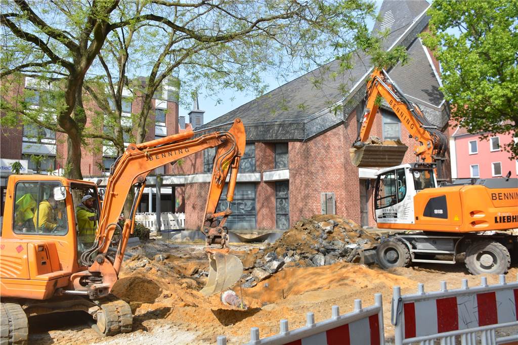 Wochenmarkt in Dorsten ist für längere Zeit in Richtung Lippetor umgezogen Rund um das Franziskanerkloster sind mit der Ausschachtung die Vorarbeiten zur dortigen Umgestaltung gestartet.