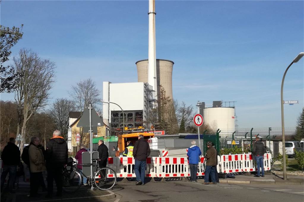 Kraftwerk Knepper gesprengt - Fotos, Videos, Stimmen und alle Infos Rund um das Gelände sind Straßen gesperrt. Aber die Stimmung ist hier gut, wie die Polizei sagte.