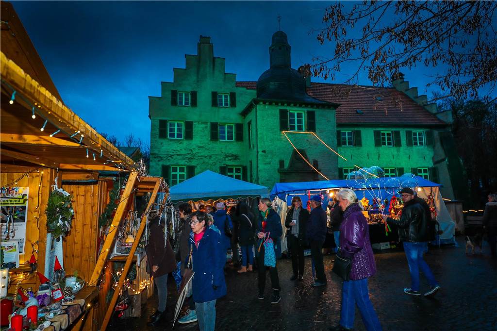 Romantisch, süß, familiär: Alle Infos zum Weihnachtsmarkt am Schloss Dellwig Rund um das Schloss wird der kleine, aber feine Weihnachtsmarkt "Dellwig im Advent" aufgebaut.