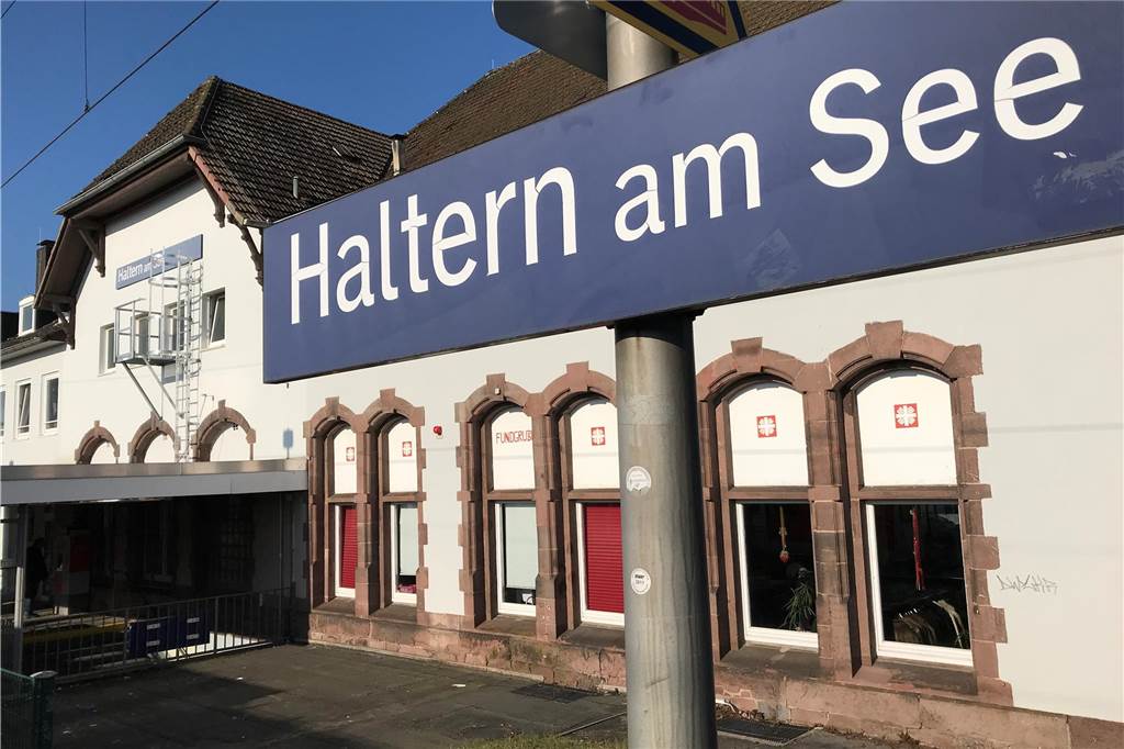 Bahnhof Haltern mit Straßenschild und Ortsnamen davor