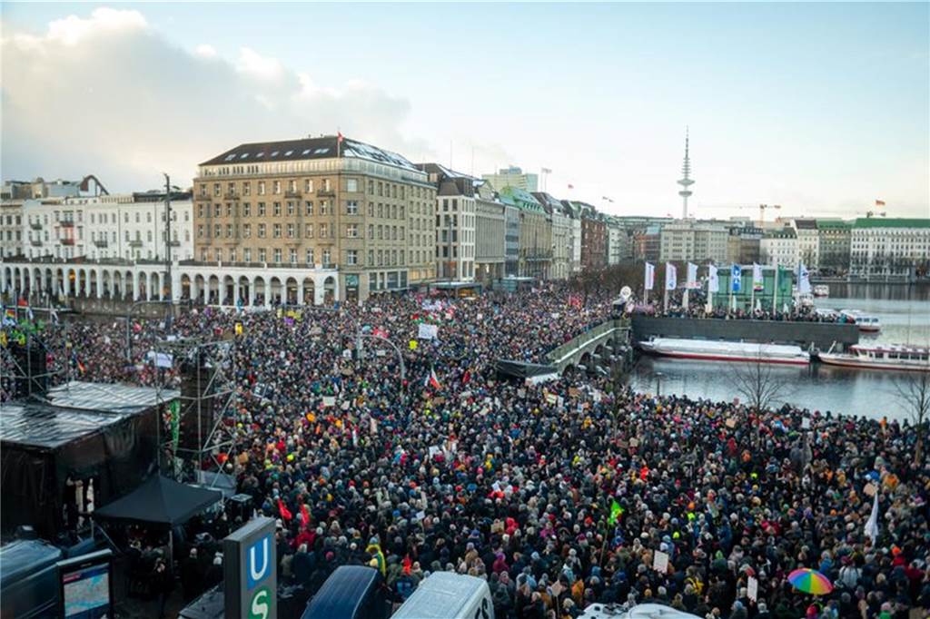 Viele Demos gegen Rechtsextremismus in NRW am Wochenende: Wir berichten im Ticker Rund um den Jungfernstieg sammeln sich tausende Demonstranten - viel mehr als erwartet. Der Protestzug wurde aufgrund von Überfüllung gestoppt. Foto: Jonas Walzberg/dpa