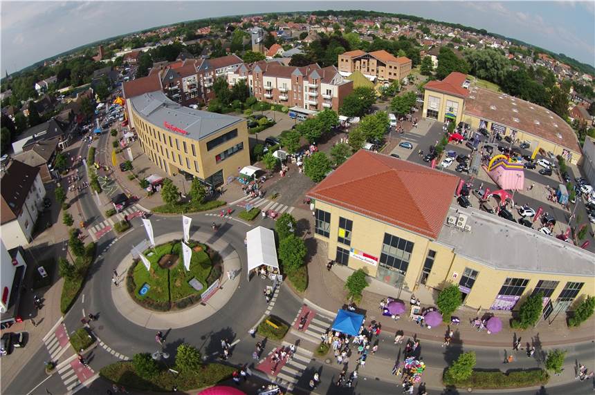 Stadtfest-Sonntag 2020: Rund 100 Aussteller und Tafelfest bei Familientag auf der Kreisstraße Rund um den Kreisverkehr an der B236 spielte sich das Stadtfest 2015 ab. 2020 soll es wieder eine lange Tafel geben.