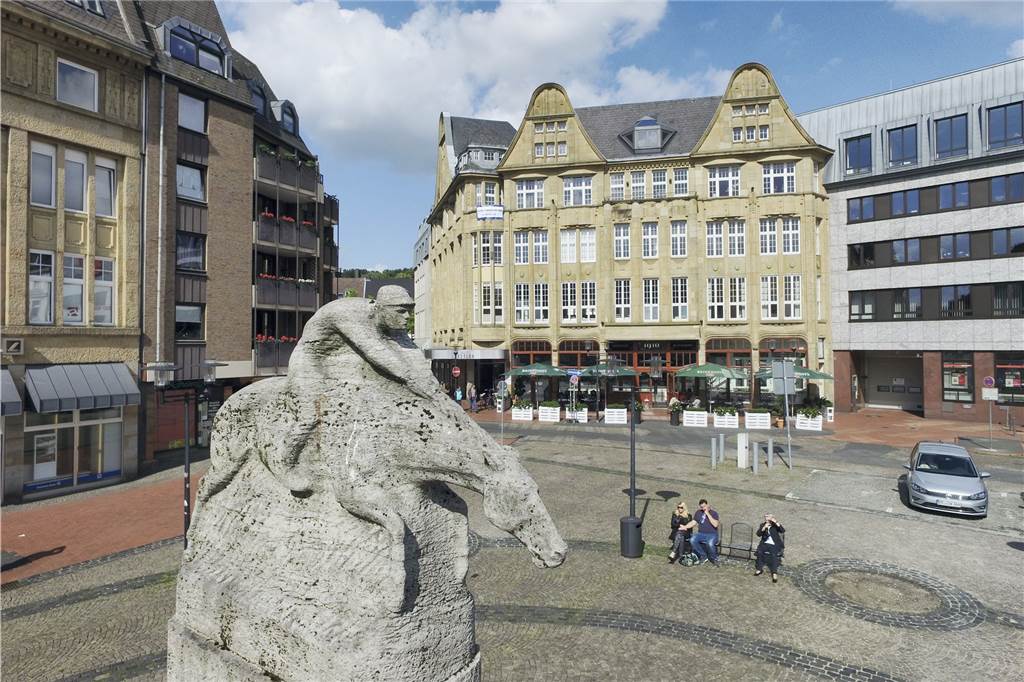 Der erste Castroper Naschmarkt rund um den Reiterbrunnen und in gemütlicher Atmosphäre Rund um den Reiterbrunnen findet der erste Castroper Naschmarkt statt.