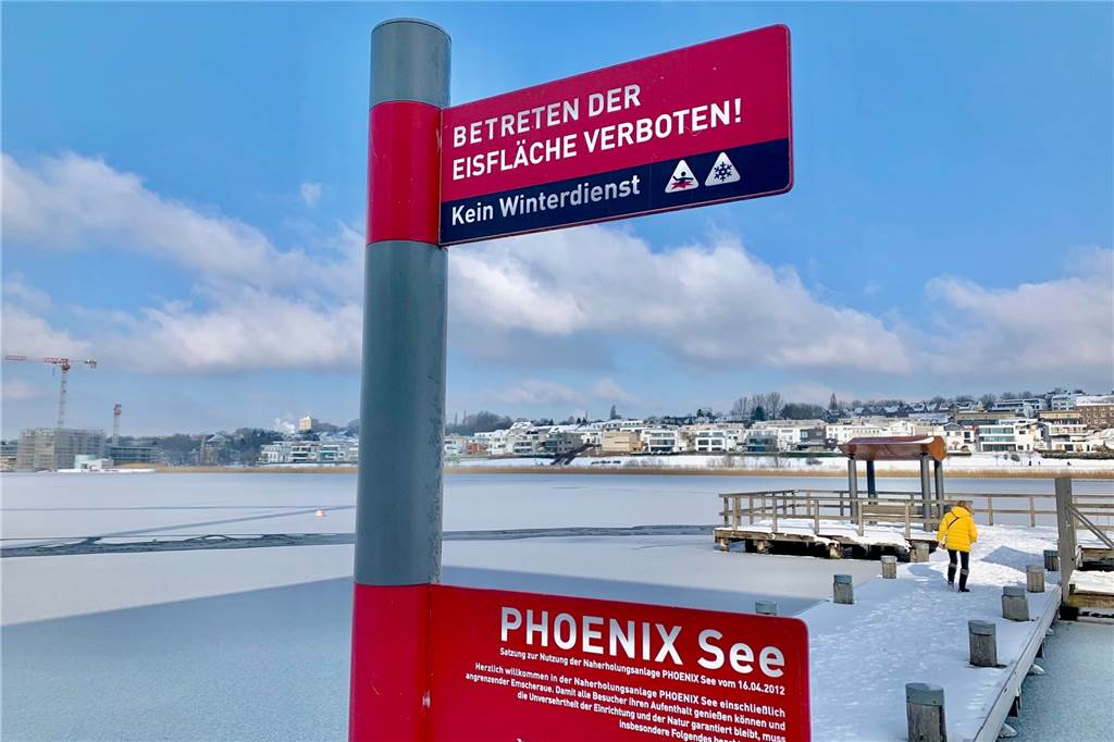 Der Phoenix-See friert zu – und in der Idylle droht Lebensgefahr Rund um den See hängen Schilder, die das Betreten der Eisfläche verbieten.