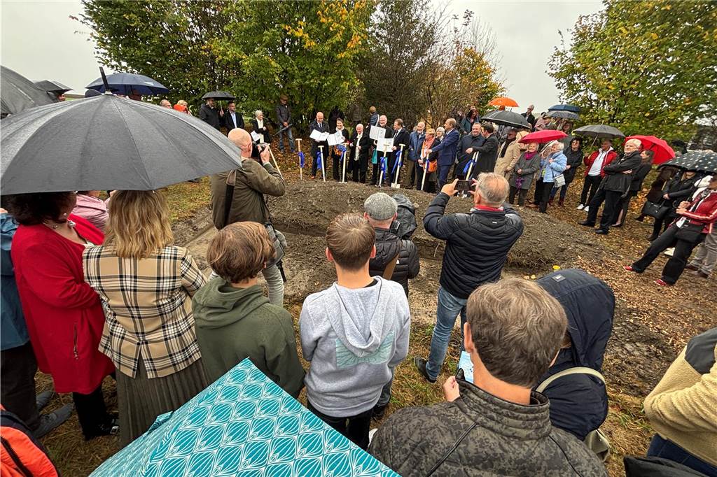 Spatenstich am Kinderhospiz: Hier sterben nicht Lebende, hier leben Sterbende Rund um den Spatenstich versammelten sich viele Förderer, Spender und Freunde der Hospiz-Stiftung.