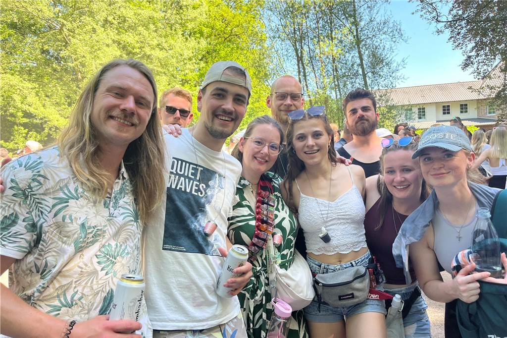 Tausende Menschen feiern beim 1. Mai: „Äußerst positive Bilanz“ Feiernde Menschen in Haltern