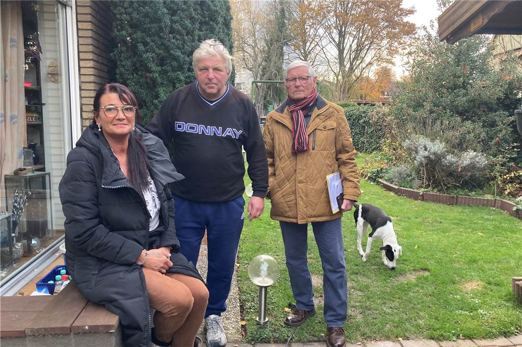 Vier Monate nach Hochwasser in Lünen: Schäden noch lange nicht beseitigt Rund um die beiden Häuser haben Kirsten, Henning (m) und Manfred Illner (r) an mehreren Stellen kleine Mauern gebaut. Die sollen bei Hochwasser Keller und Wohnräume vor Überflutung schützen.