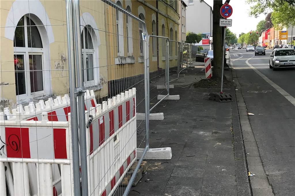 Wie ein Mehrfamilienhaus über Jahre zum Problemhaus wurde Rund um die Gebäude an der Wittener Straße stand wochenlang ein Zaun. Er sicherte das Gelände und die dort verhängte Quarantäne für die knapp 100 Bewohner des Wohnkomplexes.