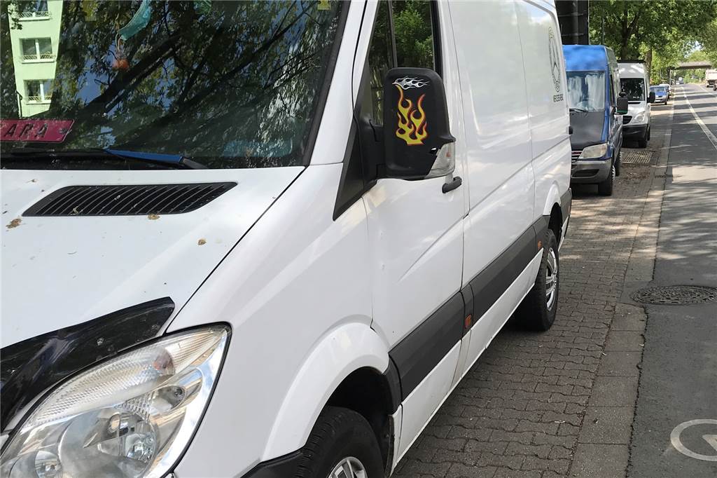 An den Quarantäne-Häusern in Merklinde herrscht gereizte Stimmung Rund um die Häuser an der Wittener parken auf beiden Straßenseiten jetzt wieder jede Menge Kleintransporter.