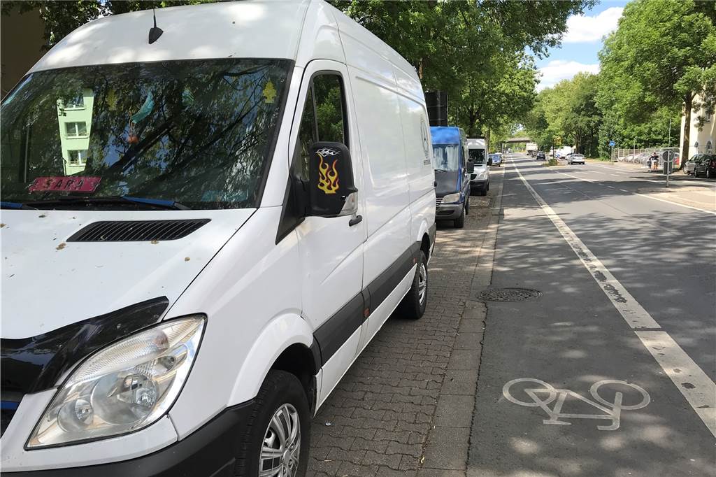 Wittener Straße: Jetzt gab es doch Nachtests in den Quarantäne-Häusern Rund um die Häuser an der Wittener Straße parken immer wieder auf beiden Straßenseiten jede Menge Kleintransporter.