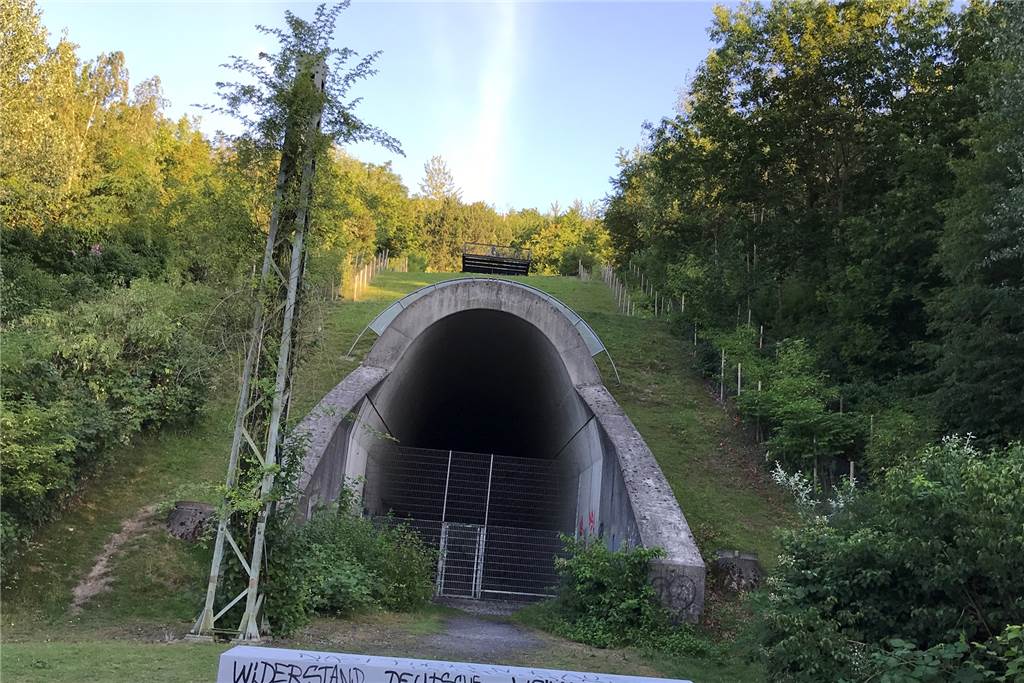 Der perfekte Aussichtspunkt übers grüne Ruhrgebiet: Halde Hoheward Rund um die Halde, die hier auch ein (verschlossener) Stolleneingang ziert, sind an einem Panoramaweg entlang zehn größere Balkone zu finden. Dieser Rundweg ist 6,5 Kilometer lang.