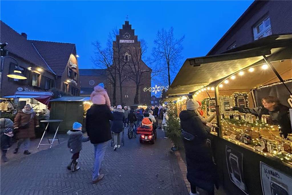 Adventsmarkt in Alstätte begeistert Besucher Rund um die Kirch erstreckt sich der Alstätter Adventsmarkt.
