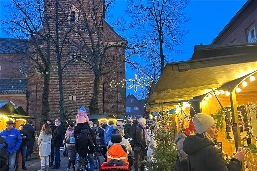 Rund um die Kirche tummelten sich die Schaulustigen und bestaunten das Angebot auf dem Adventsamarkt.
