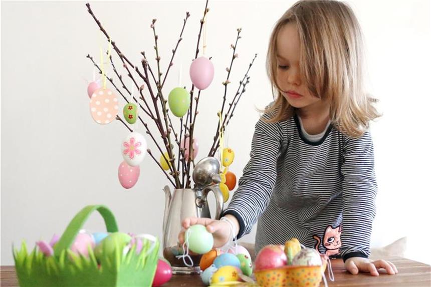 Basteln, backen, färben: Schöne Osterideen für Kinder Rund um die Osterfeiertage gibt es viele Möglichkeiten, Zeit mit den Kindern unterhaltsam zu verbringen. Der klassische Osterzweig darf da nicht fehlen. Foto: Mascha Brichta/dpa-tmn
