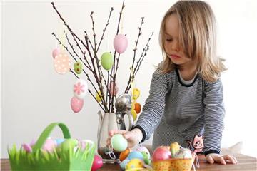 Rund um die Osterfeiertage gibt es viele Möglichkeiten, Zeit mit den Kindern unterhaltsam zu verbringen. Der klassische Osterzweig darf da nicht fehlen. Foto: Mascha Brichta/dpa-tmn