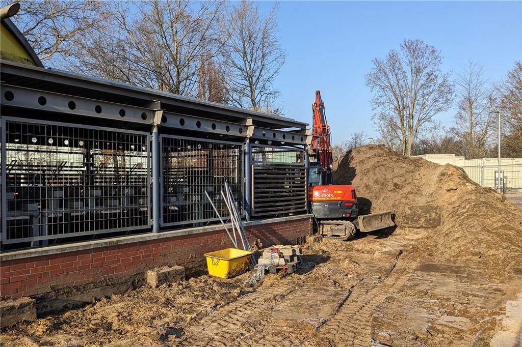Bahnhofsumbau: Radstation zieht für mehrere Monate in Container um Rund um die Radabstellanlage wird schon fleißig gebaggert.