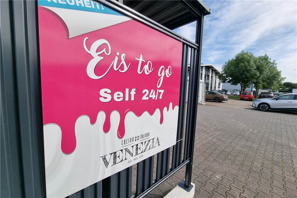24/7: Familie Mallocci testet neuen Eisautomaten-Standort Schild eines Eis-Automaten