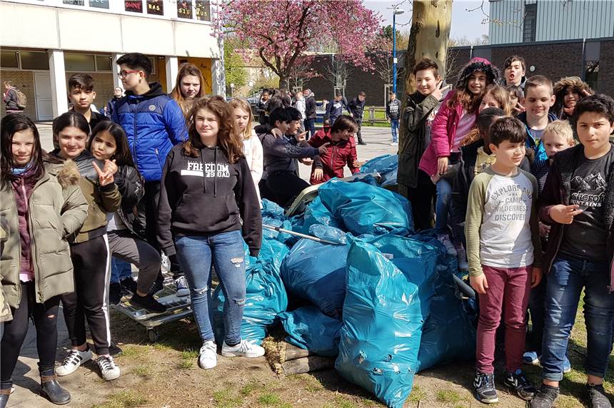 Hauptschüler sind jetzt Partner der Dortmunder Entsorger und entfernen säckeweise Müll Rund um ihre Schule an der Kleybredde sammelten die Jugendlichen den Müll ein. Zum Schluss waren 40 Säcke gefüllt.