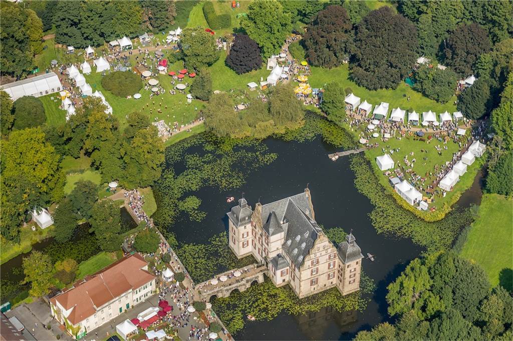 Frischer Wind für „Gartenflair“: Linn Schiffmann bietet Mini-Kunsthandwerk Rund um Schloss Bodelschwingh ist zur Gartenflair ein Dorf aus Pagodenzelten aufgebaut.