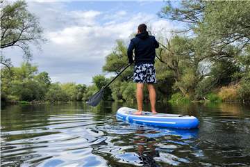 Rund um Werne, Selm und Lünen gibt es einige Spots, um sich der Trendsportart Stand-Up-Paddling anzuschließen.