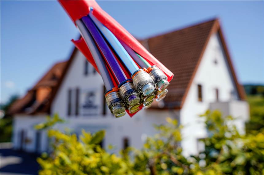 Glasfaser an der Brambauerstraße: 160 Firmen bekommen schnelles Internet Rund vier Kilometer Glasfaser verlegt die Telekom an der Brambauerstraße.