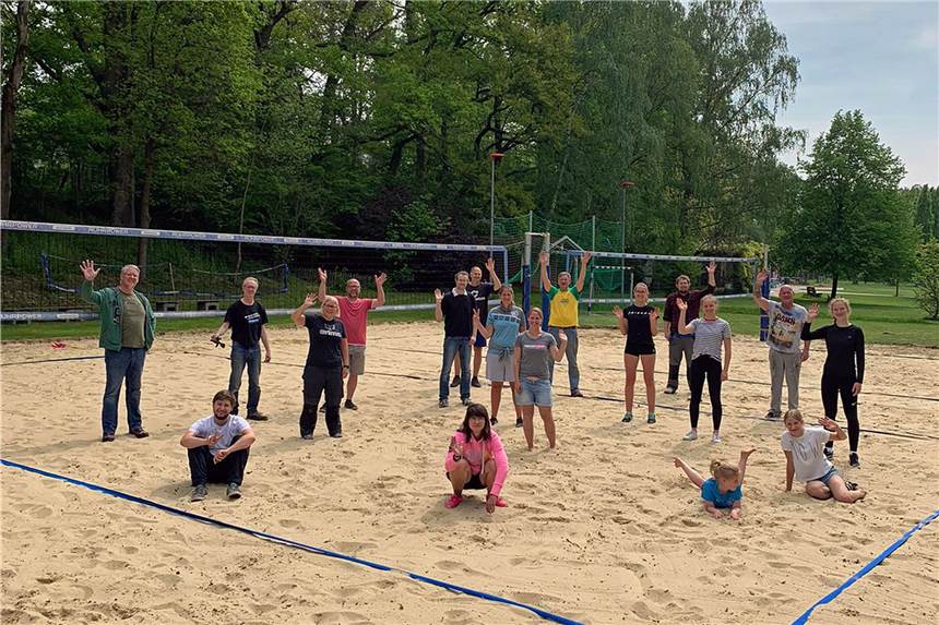 Endlich wieder Volleyball: VV Schwerte nutzt Beachfelder des Elsebads Rund zwei Dutzend fleißige Helfer des VV Schwerte haben am Wochenende die beiden Beachplätze im Elsebad für den Trainingsbetrieb präpariert.