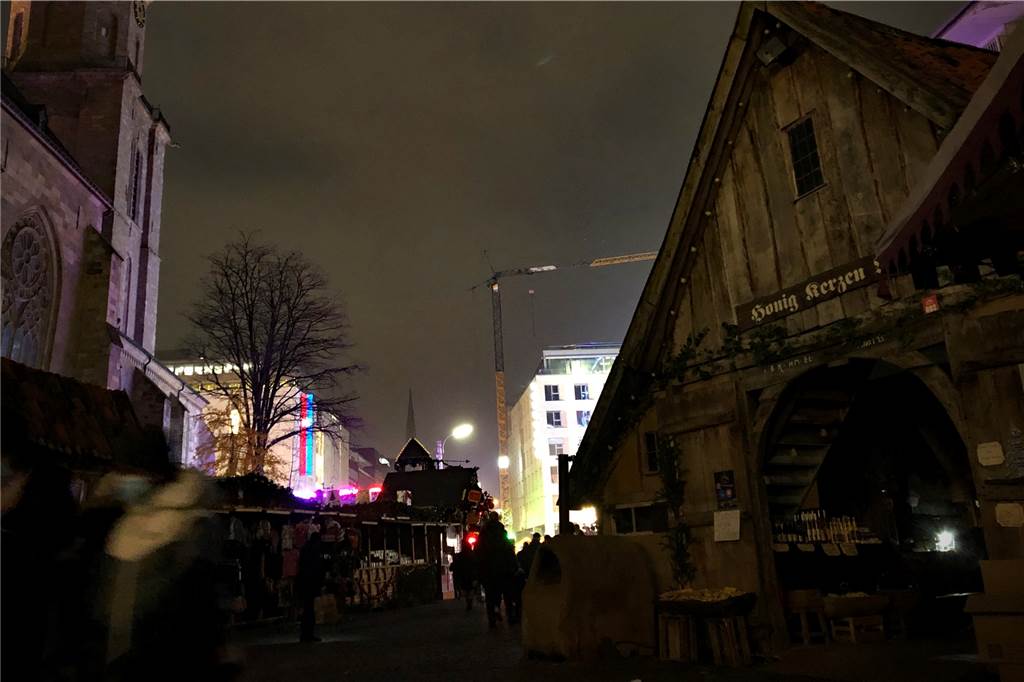 Blackout in Dortmunds City: Stundenlanger Stromausfall auf Weihnachtsmarkt Rund zwei Dutzend Weihnachtsmarkt-Buden nördlich der Reinoldikirche hatten am Donnerstag über Stunden keinen Strom.