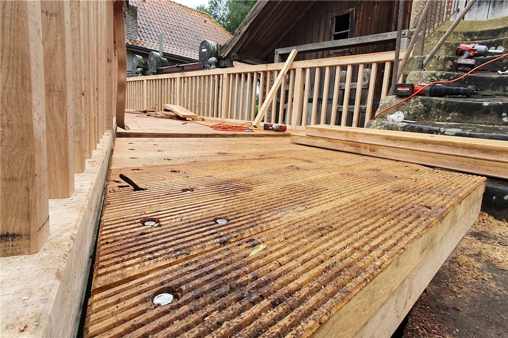 Zwei Tonnen Holz: Brücke der historischen Wassermühle wird runderneuert Rund zwei Tonnen Eichenholz wurden in der neuen Brücke verbaut.