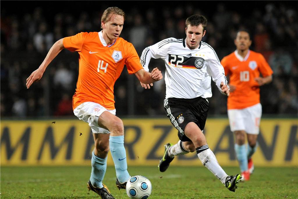 Wegbereiter für die Weltmeister 2014: Marc Kruska und Baris Özbek machten Weg frei für Neuer und Co. Rund zweieinhalb Monate vor der Europameisterschaft traf Marc Kruska (r) mit der deutschen U21 auf die Niederlande und verlor mit 0:4.