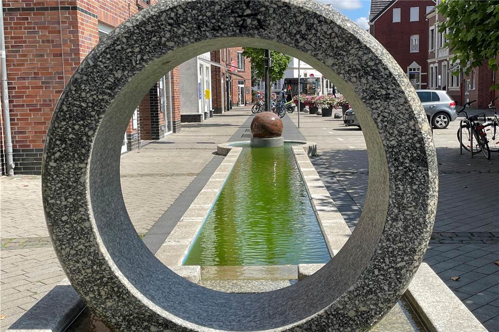 Runde Sache - das schwere Steinrad dreht sich langsam auf einem Wasserpolster. Immer wieder ein Anziehungspunkt für Groß und Klein.