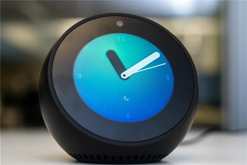 Alexa-Wecker im Test: So schlägt sich der Amazon Echo Spot Rundes Display, Kamera, Uhr: In der Standardansicht ist Amazons Echo Spot nicht mehr als ein Radiowecker. Foto: Andrea Warnecke/dpa-tmn