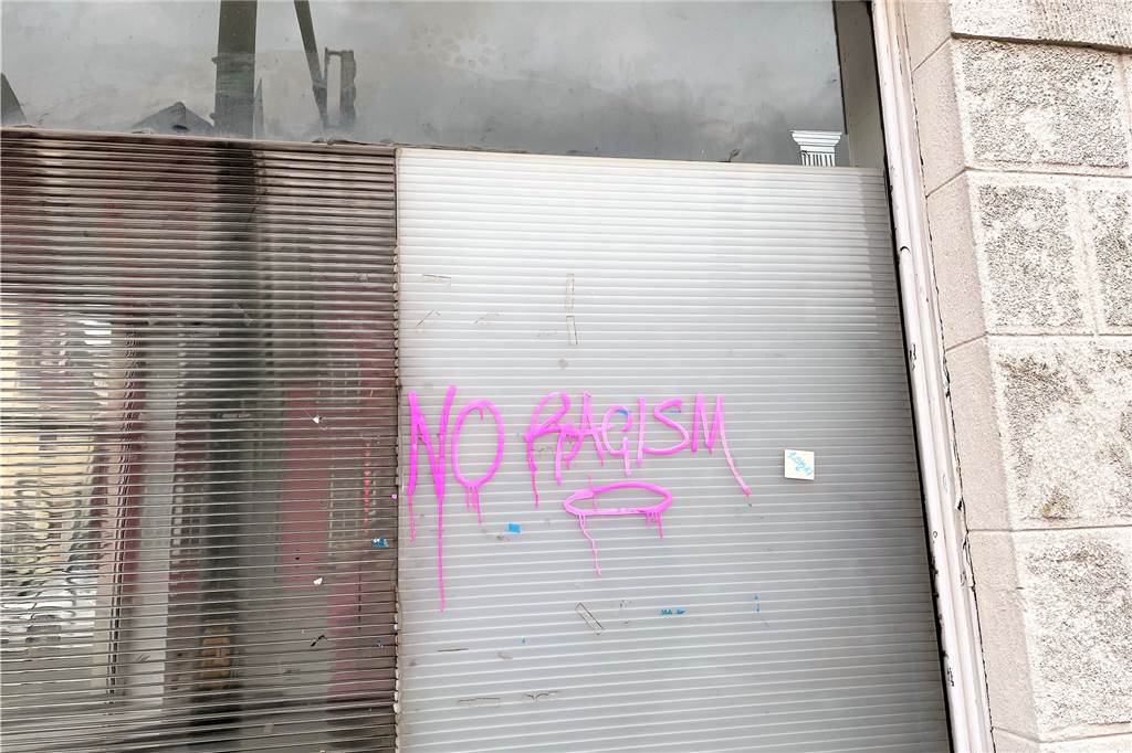 Rundherum ist das Gebäude mit Graffiti beschmiert.