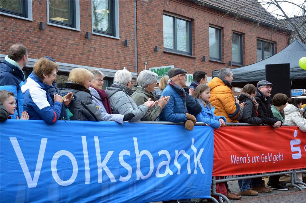 Rundum gute Laune: Nur glückliche Gesichter gab es am Sonntag beim Sandhasensonntag in Alstätte. Wieviele Besucher in den Ort kamen, ist natürlich schwer zu sagen. Die Organisatoren waren aber sehr zufrieden.