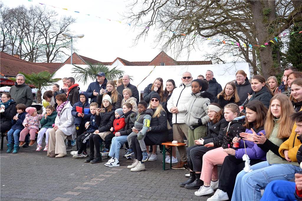 Rundum gute Laune: Nur glückliche Gesichter gab es am Sonntag beim Sandhasensonntag in Alstätte. Wieviele Besucher in den Ort kamen, ist natürlich schwer zu sagen. Die Organisatoren waren aber sehr zufrieden.